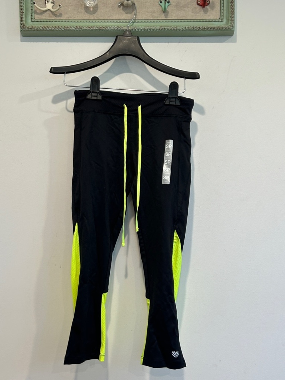 Forever 21 new women’s Athletic Capri Bottoms black Neon yellow Accents small